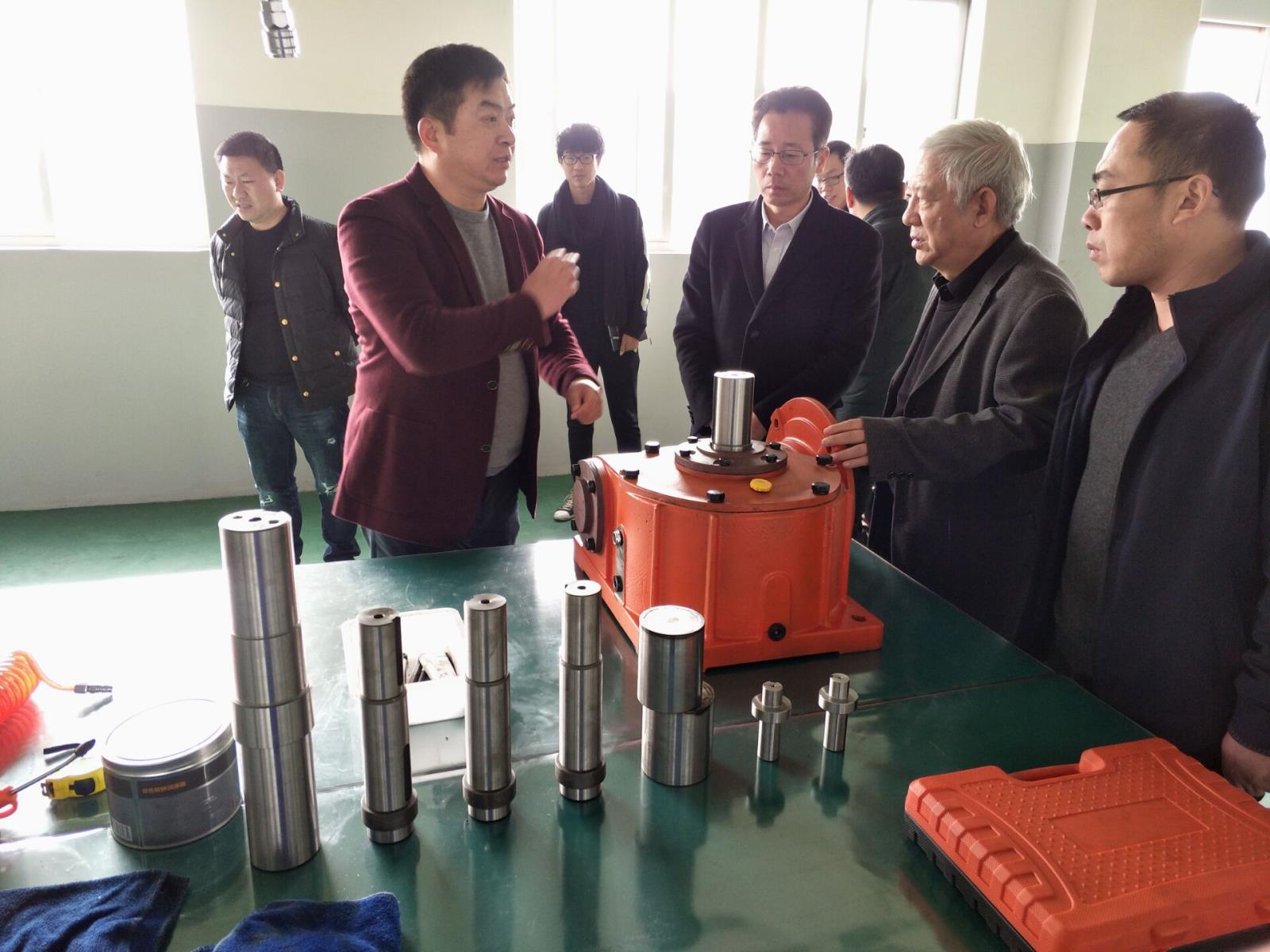 李正良總經(jīng)理向林建敏副市長(zhǎng)介紹蝸桿減速機(jī)樣機(jī).jpg